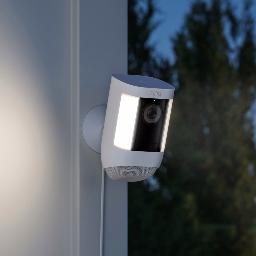 Spotlight Cam Pro — wyposażony w technologię Retinal 2K