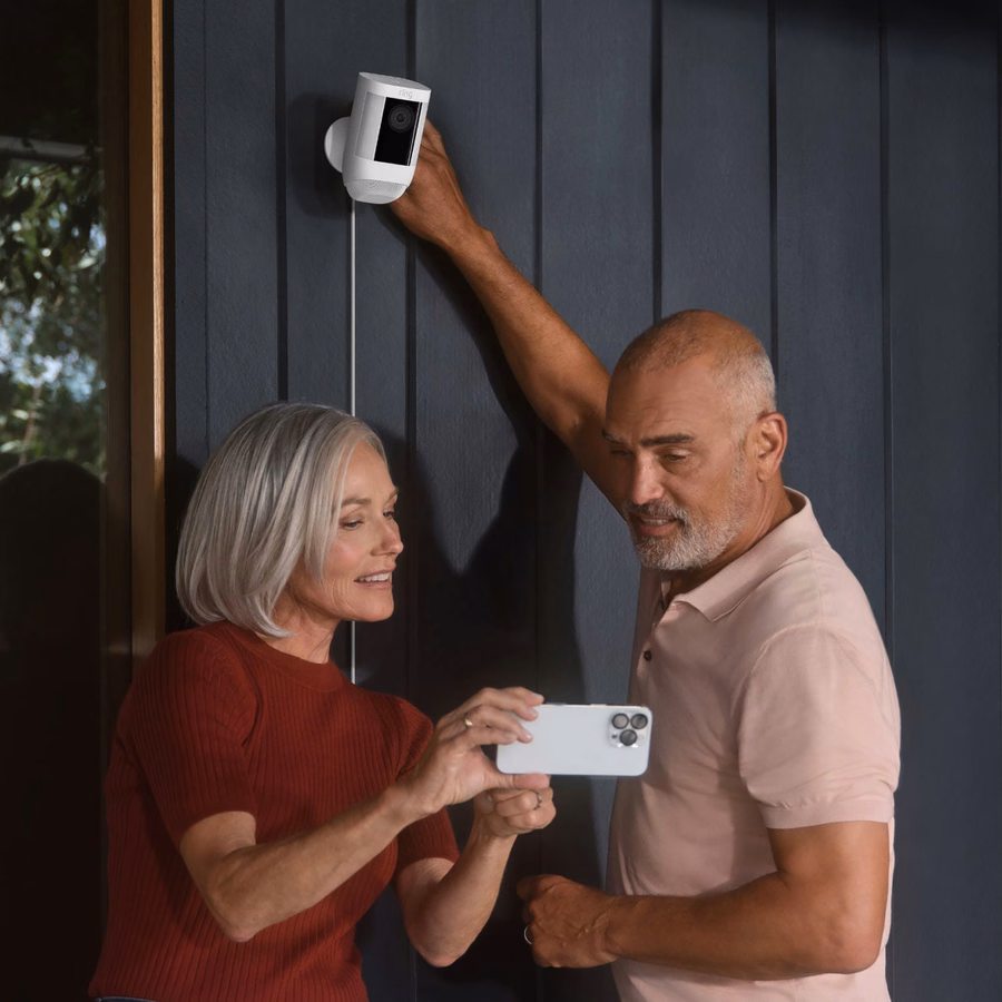 Spotlight Cam Pro — wyposażony w technologię Retinal 2K